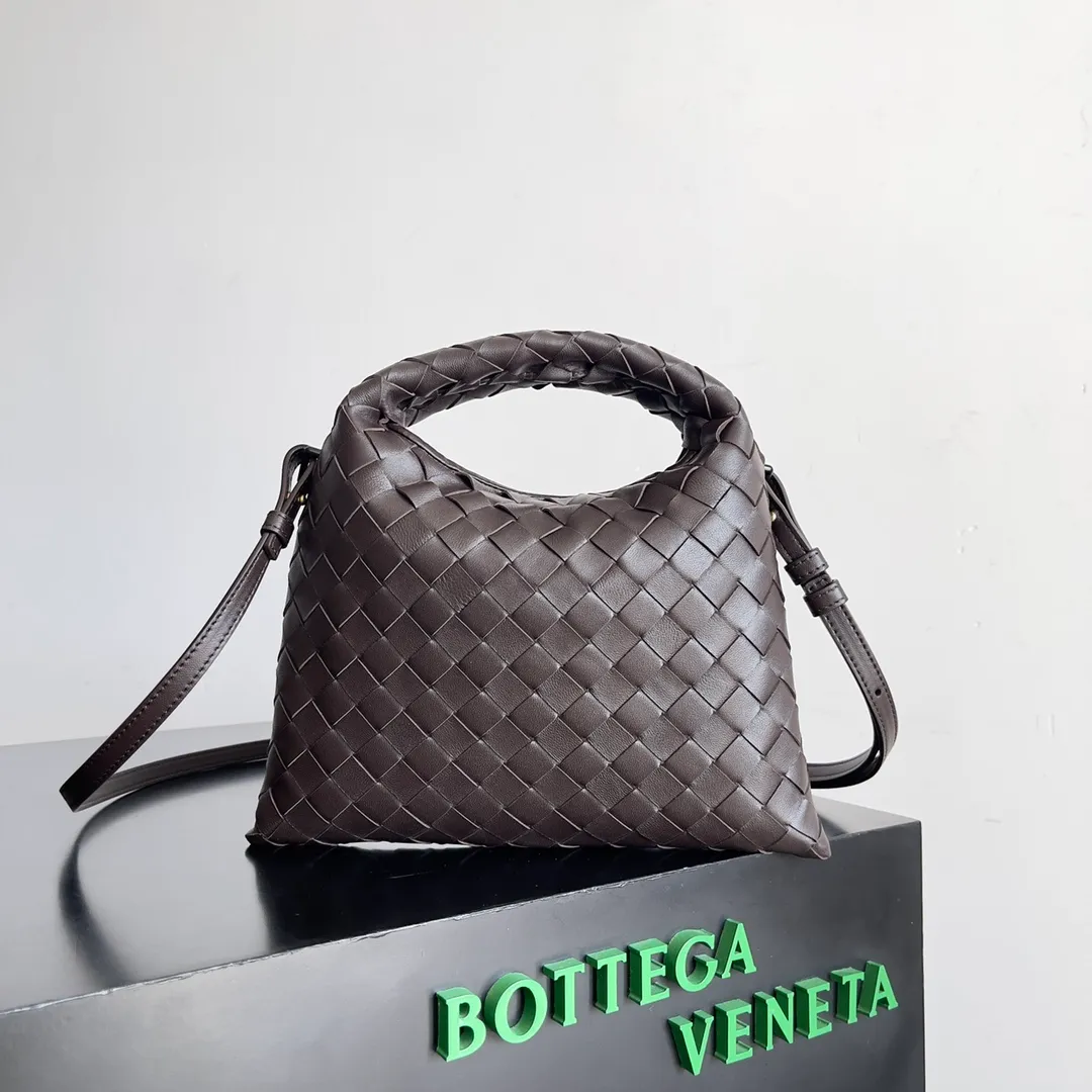 Batch 1400 BV 24 early spring new mini Hop has finally arrived! ! ! The small one is really exquisite and textured, and really shows off your temperament! ! ! Its shoulder strap is detachable, so it can be carried by hand or worn cross-body, which is really very practical! Moreover, the 15ProMax mobile phone can also be placed, so there is no need to worry about the problem of not being able to place the mobile phone. 📱 Style number: 777586 Size: 25.5*14.5*11cm
